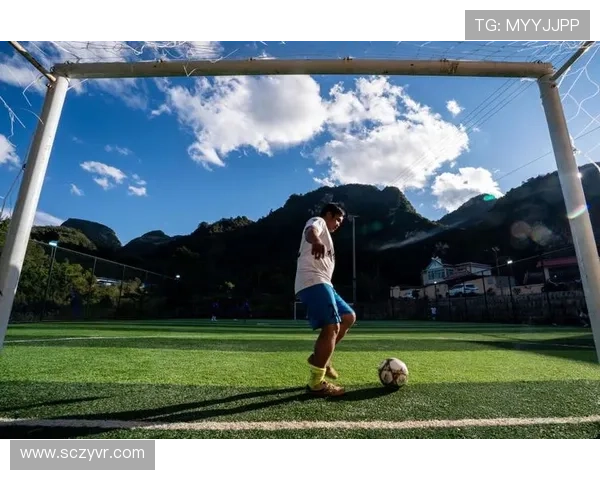 足球巨星子女现身球场观赛引发热议父子情深备受关注